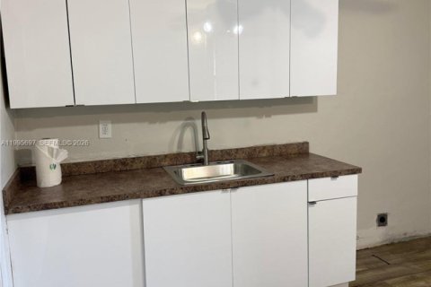 Villa ou maison à louer à Fort Lauderdale, Floride: 2 chambres, 72.84 m2 № 2059648 - photo 2