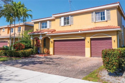Villa ou maison à vendre à Miami Gardens, Floride: 6 chambres, 331.85 m2 № 2023831 - photo 2