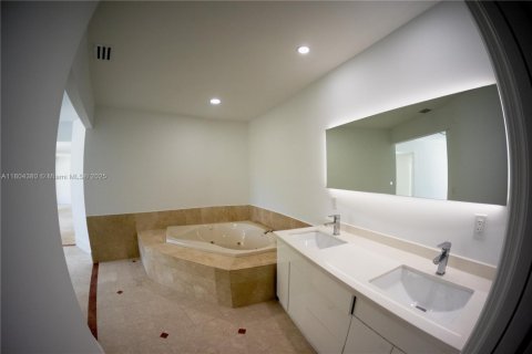 Купить виллу или дом в Пайнкрест, Флорида 6 спален, 448.25м2, № 1956597 - фото 21