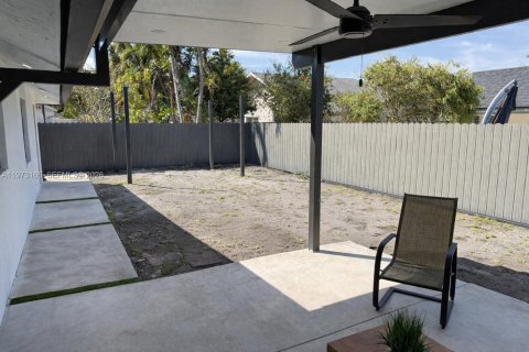 Casa en venta en Oakland Park, Florida, 3 dormitorios, 143.26 m2 № 2042108 - foto 3