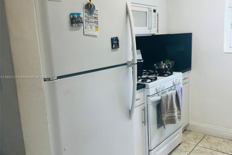 Apartamento en alquiler en Miami, Florida, 1 dormitorio № 1929179 - foto 3