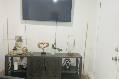 Apartamento en alquiler en Miami, Florida, 1 dormitorio № 1929179 - foto 1