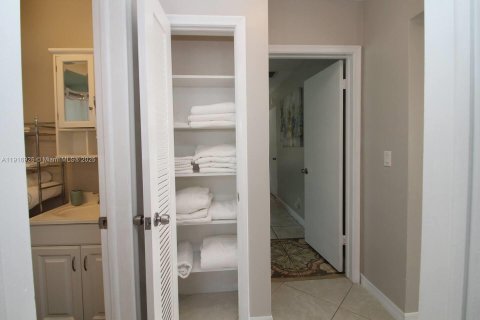 Apartment in Hollywood, Florida 2 bedrooms, 85.75 sq.m. № 1973702 - photo 10