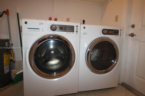 Apartment in Hollywood, Florida 2 bedrooms, 85.75 sq.m. № 1973702 - photo 6