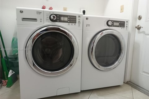 Apartment in Hollywood, Florida 2 bedrooms, 85.75 sq.m. № 1973702 - photo 12