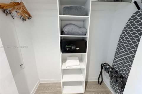 Купить кондоминиум в Халландейл-Бич, Флорида 2 спальни, 95.69м2, № 1987941 - фото 10