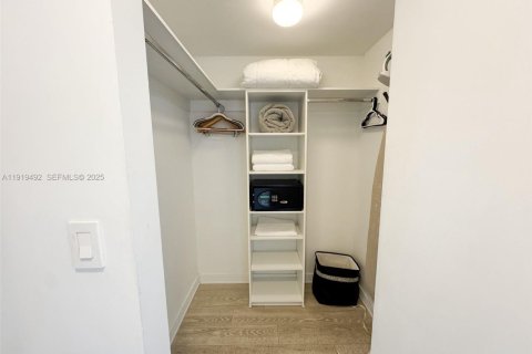 Купить кондоминиум в Халландейл-Бич, Флорида 2 спальни, 95.69м2, № 1987941 - фото 9