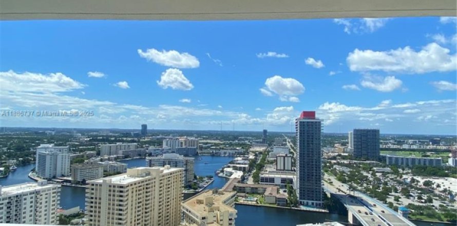 Кондоминиум с 2 спальнями в Халландейл-Бич, Флорида № 1983418