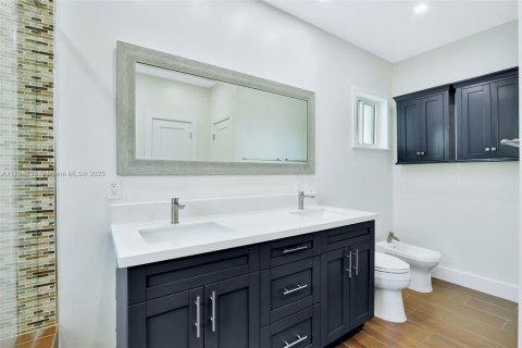 House in Miami, Florida 4 bedrooms, 245.73 sq.m. № 1862527 - photo 24