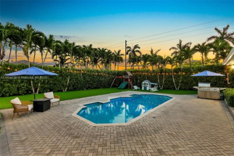 House in Miami, Florida 4 bedrooms, 245.73 sq.m. № 1862527 - photo 17