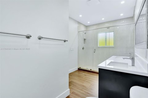 House in Miami, Florida 4 bedrooms, 245.73 sq.m. № 1862527 - photo 25