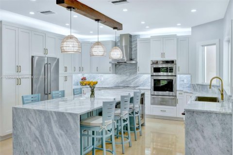 House in Miami, Florida 4 bedrooms, 245.73 sq.m. № 1862527 - photo 8
