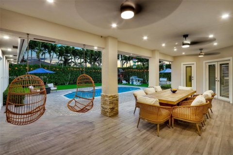 House in Miami, Florida 4 bedrooms, 245.73 sq.m. № 1862527 - photo 13
