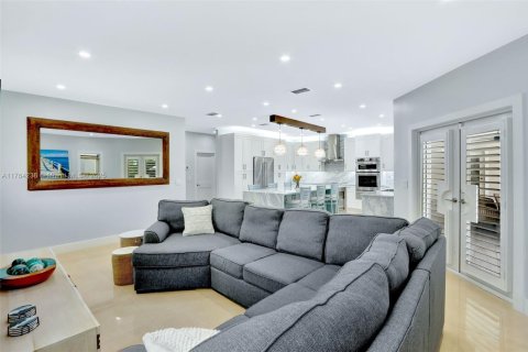 House in Miami, Florida 4 bedrooms, 245.73 sq.m. № 1862527 - photo 11