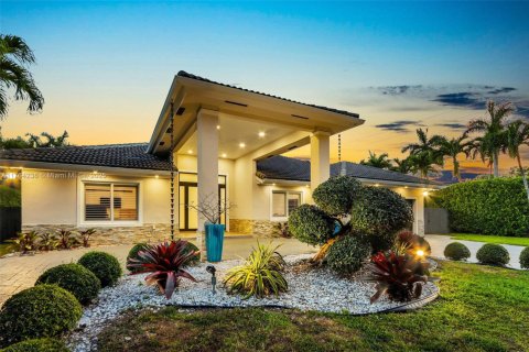 House in Miami, Florida 4 bedrooms, 245.73 sq.m. № 1862527 - photo 1