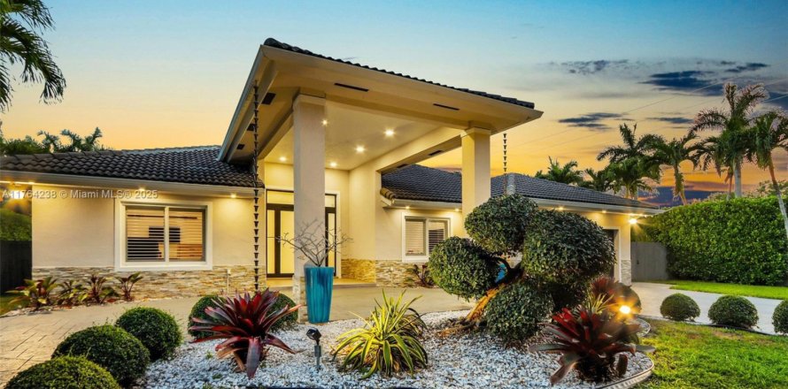 House in Miami, Florida 4 bedrooms, 245.73 sq.m. № 1862527