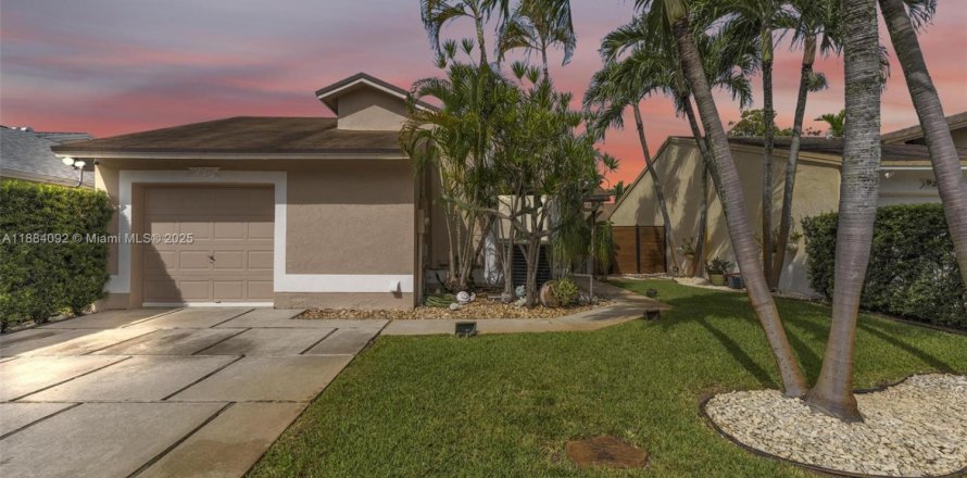 Villa ou maison à Pembroke Pines, Floride 4 chambres, 120.77 m2 № 1931422