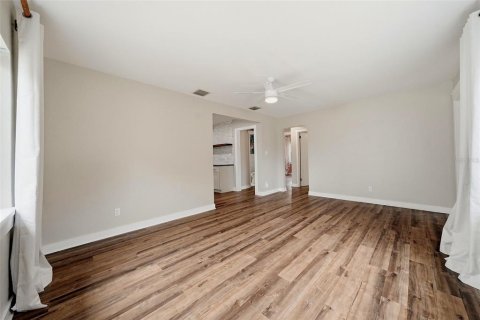 House in Saint Petersburg, Florida 2 bedrooms, 108.32 sq.m. № 2227539 - photo 13