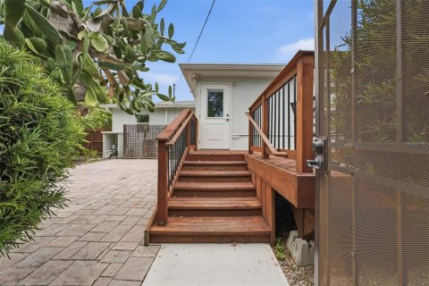House in Saint Petersburg, Florida 2 bedrooms, 108.32 sq.m. № 2227539 - photo 24