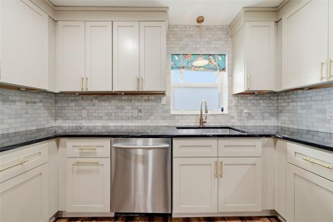 House in Saint Petersburg, Florida 2 bedrooms, 108.32 sq.m. № 2227539 - photo 8