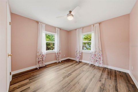 House in Saint Petersburg, Florida 2 bedrooms, 108.32 sq.m. № 2227539 - photo 15
