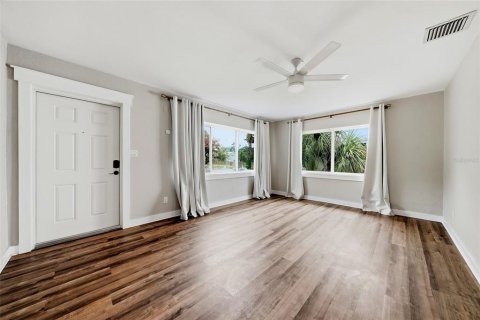 House in Saint Petersburg, Florida 2 bedrooms, 108.32 sq.m. № 2227539 - photo 10