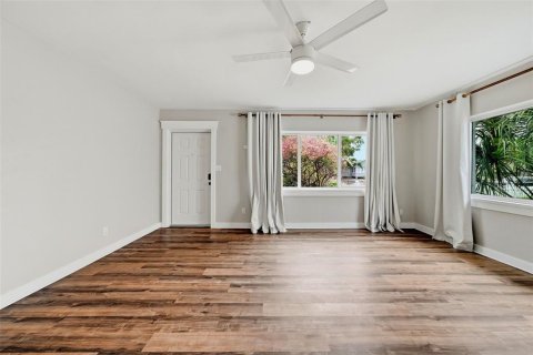 House in Saint Petersburg, Florida 2 bedrooms, 108.32 sq.m. № 2227539 - photo 11