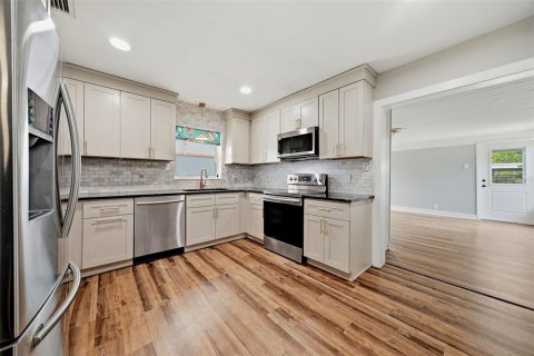 House in Saint Petersburg, Florida 2 bedrooms, 108.32 sq.m. № 2227539 - photo 2