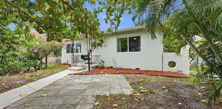 House in Saint Petersburg, Florida 2 bedrooms, 108.32 sq.m. № 2227539