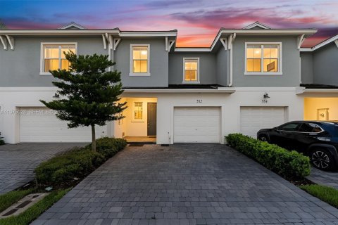 Touwnhouse à vendre à Deerfield Beach, Floride: 3 chambres, 166.02 m2 № 2040119 - photo 2