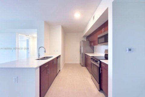 Снять в аренду квартиру в Суитуотер, Флорида 2 спальни, 479.75м2, № 2079166 - фото 2