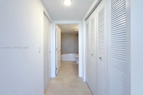 Снять в аренду квартиру в Суитуотер, Флорида 2 спальни, 479.75м2, № 2079166 - фото 14