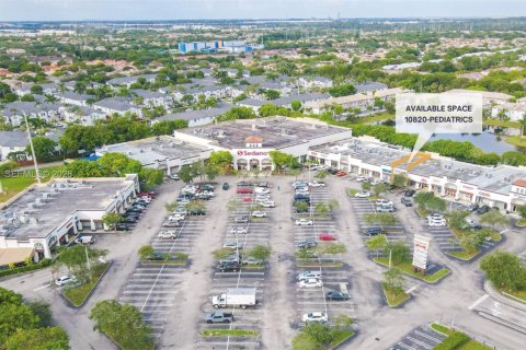 Commercial property in Doral, Florida № 2158178