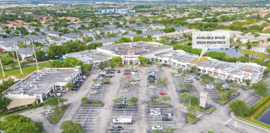 Commercial property in Doral, Florida № 2158178