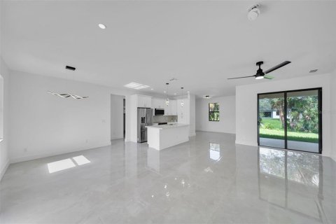 Villa ou maison à vendre à Port Charlotte, Floride: 3 chambres, 153.85 m2 № 1856517 - photo 12