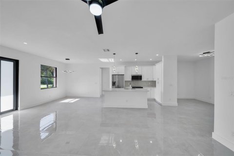 Villa ou maison à vendre à Port Charlotte, Floride: 3 chambres, 153.85 m2 № 1856517 - photo 4