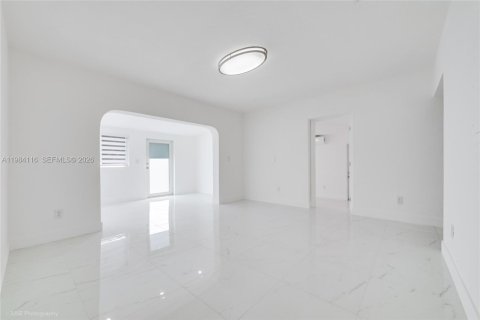 Купить виллу или дом в Уэст -Майами, Флорида 3 спальни, 113.34м2, № 2048584 - фото 10