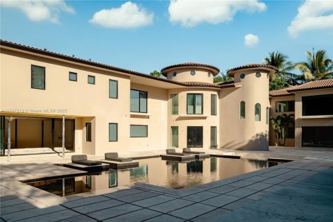 House in Pinecrest, Florida 10 bedrooms, 1115.38 sq.m. № 1692882 - photo 1