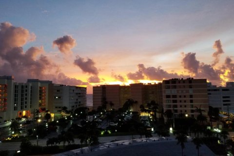 Condo in South Palm Beach, Florida, 1 bedroom  № 693574 - photo 1