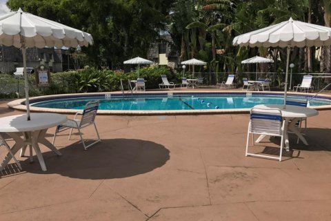 Condo in Oakland Park, Florida, 1 bedroom  № 1207676 - photo 1