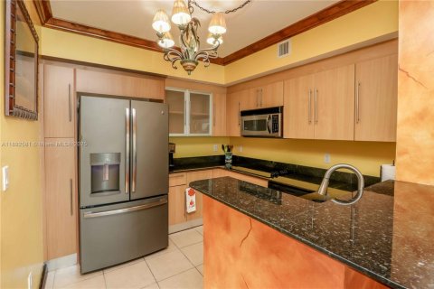 Condo in Miami, Florida, 2 bedrooms  № 2052727 - photo 10