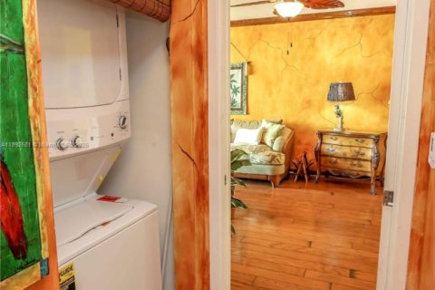 Condo in Miami, Florida, 2 bedrooms  № 2052727 - photo 11