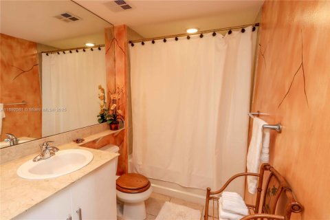 Condo in Miami, Florida, 2 bedrooms  № 2052727 - photo 16
