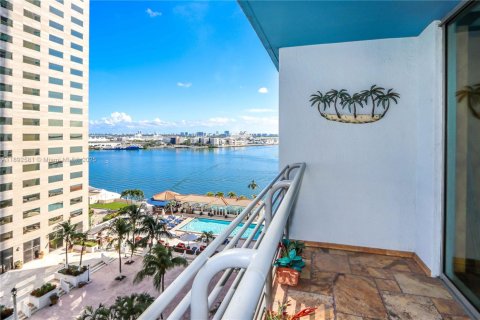 Condo in Miami, Florida, 2 bedrooms  № 2052727 - photo 3