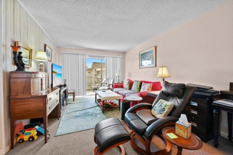 Condo in Palm Springs, Florida, 2 bedrooms  № 2184490 - photo 10