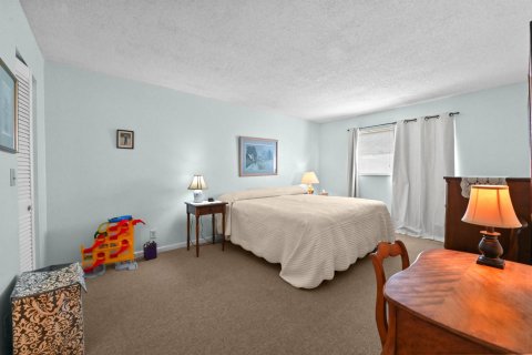 Condo in Palm Springs, Florida, 2 bedrooms  № 2184490 - photo 11