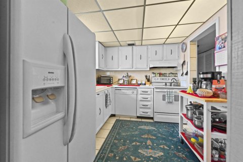 Condo in Palm Springs, Florida, 2 bedrooms  № 2184490 - photo 8