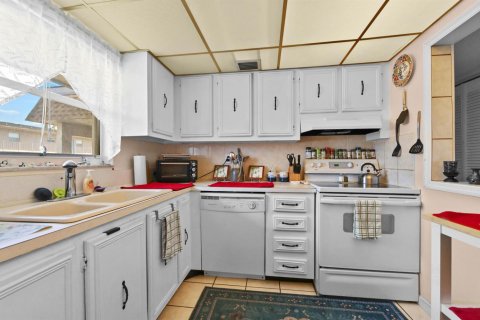 Condo in Palm Springs, Florida, 2 bedrooms  № 2184490 - photo 7