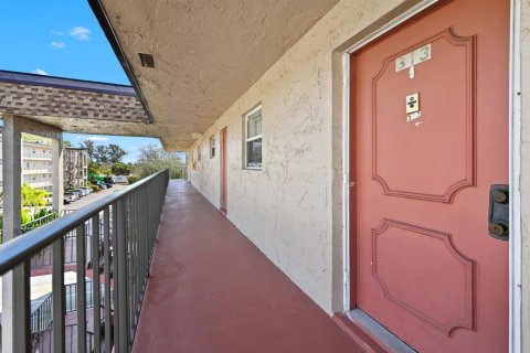 Condo in Palm Springs, Florida, 2 bedrooms  № 2184490 - photo 23