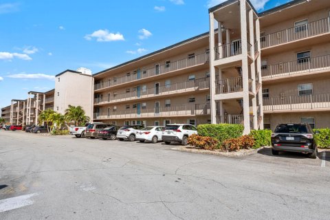 Condo in Palm Springs, Florida, 2 bedrooms  № 2184490 - photo 25
